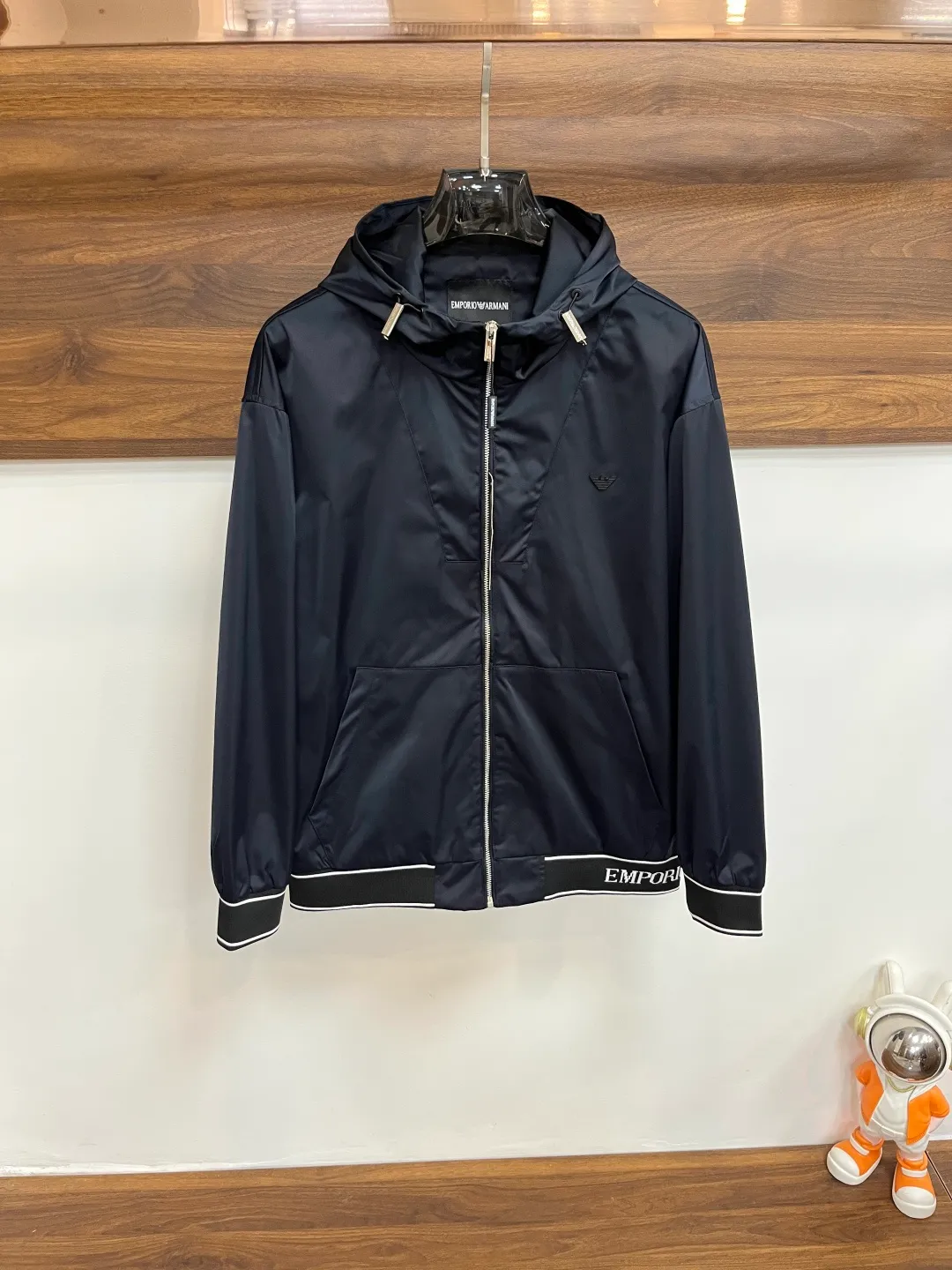 Armani Armani 2026 Autumn and Winter New Arrival🧊 Men's lapel jacket, Original three-standard Premium version, counter-customized fabrics, Breathable, high comfort, impeccable details, brand element design concept, reflecting high quality. It feels delicate and soft, presents a casual cut, and has a great upper body shape. Sizes: M～3XL H 2025New Arrival first release